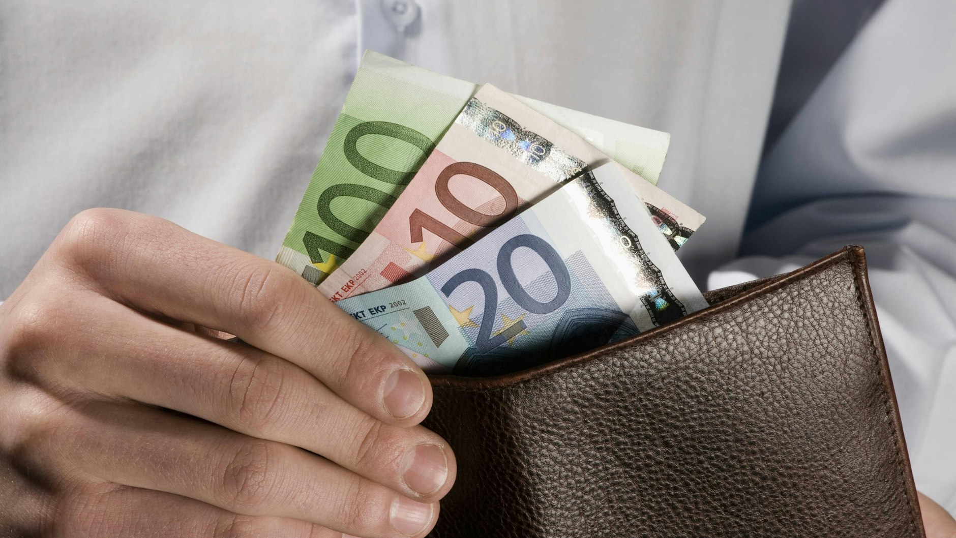 Die meisten Verbraucher werden wieder etwas mehr Geld im Portemonnaie haben als 2020, prognostizierte der Konjunkturexperte Torsten Schmidt vom RWI.