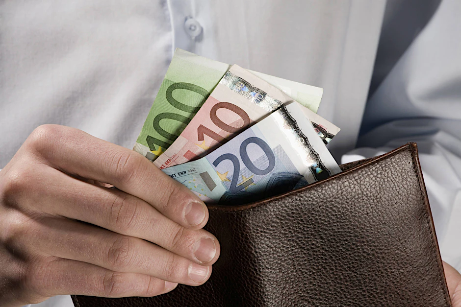 Die meisten Verbraucher werden wieder etwas mehr Geld im Portemonnaie haben als 2020, prognostizierte der Konjunkturexperte Torsten Schmidt vom RWI.
