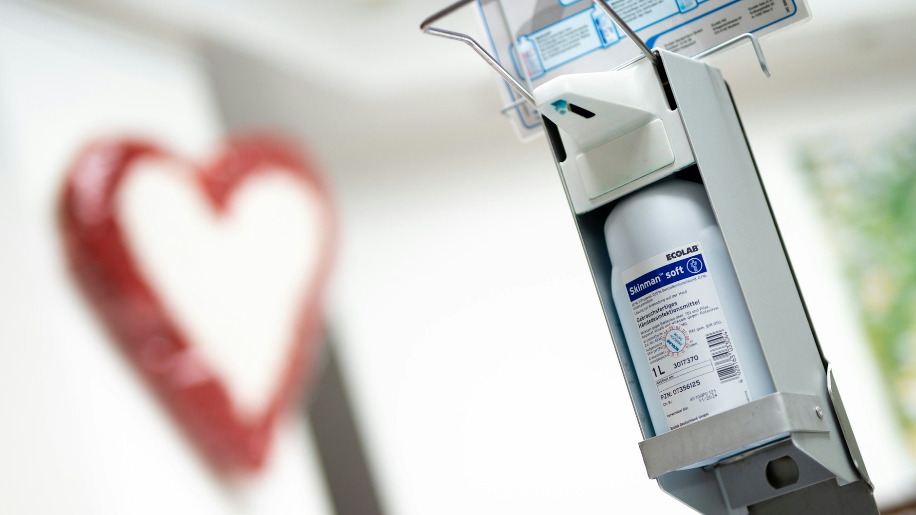 Ein Spender mit Desinfektionsmittel