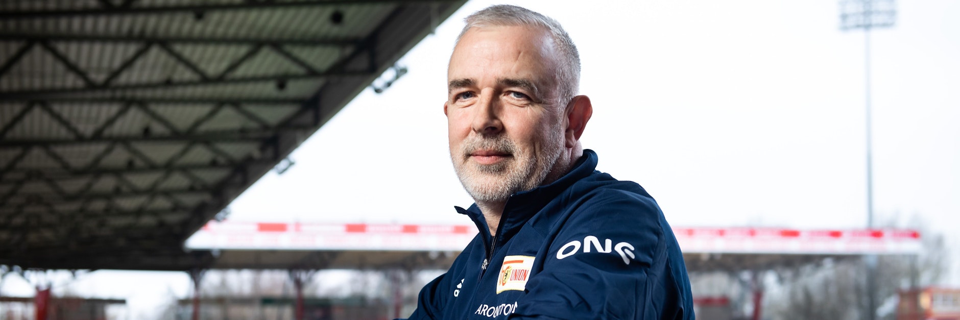 Dirk Zingler auf der Gegengerade des Stadions An der Alten Försterei.