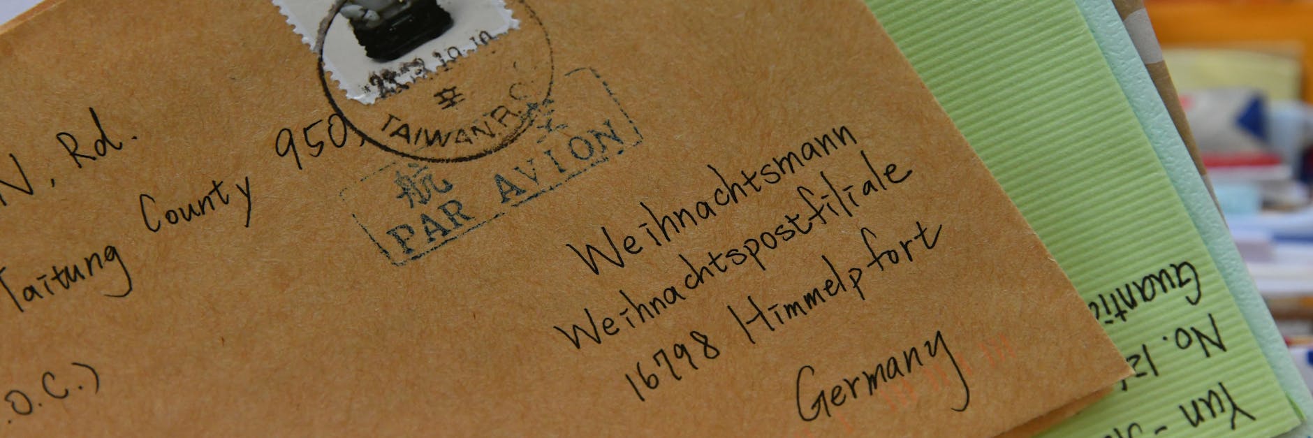 Weihnachstpost aus Taiwan liegt in einem Kasten in der Weihnachtspostfiliale in Himmelpfort.