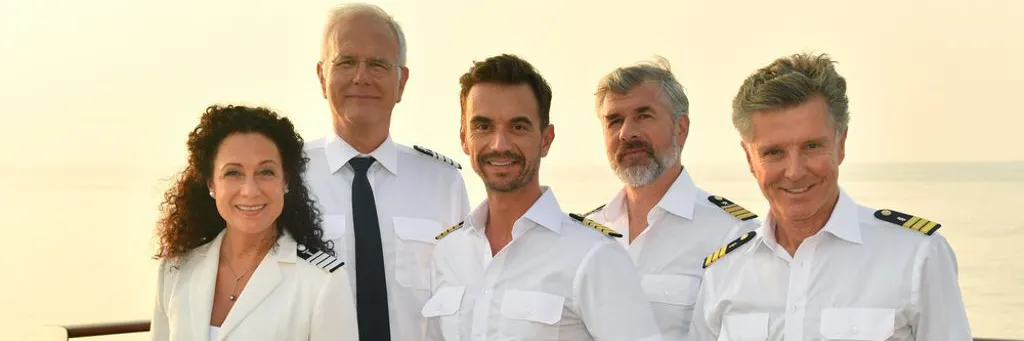 Hanna Liebhold (Barbara Wussow, v.l.), Oskar Schifferle (Harald Schmidt), Kapitän Max Parger (Florian Silbereisen), Staff-Kapitän Martin Grimm (Daniel Morgenroth) und Dr. Sander (Nick Wilder. 