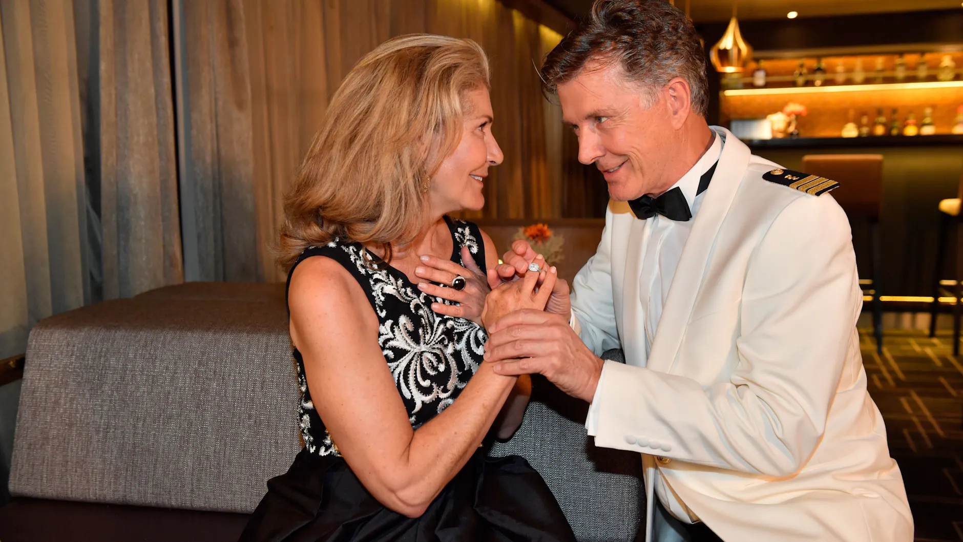 Doktor Sanders (Nick Wilder) große Liebe Kathrin Salzmann (Christine Mayn) überrascht ihn an Bord des Traumschiffs. 