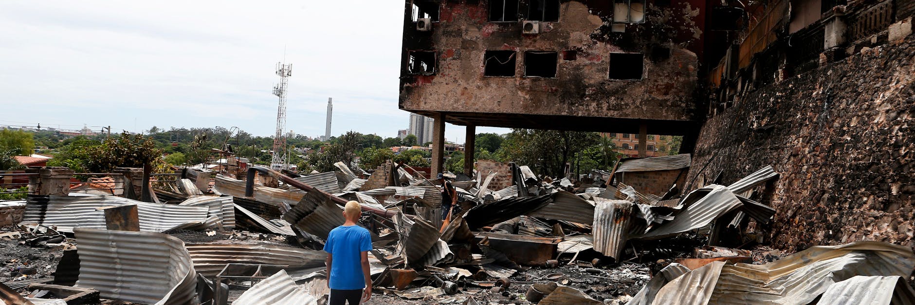 Ein Mann steht vor den Trümmern nach dem verheerenden Großfeuer. 