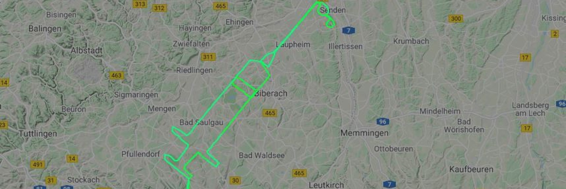 Der Screenshot der Internetseite von „flightradar24.com“ zeigt die Route eines Piloten in der Form einer Spritze im Himmel über Baden-Württemberg.&nbsp;