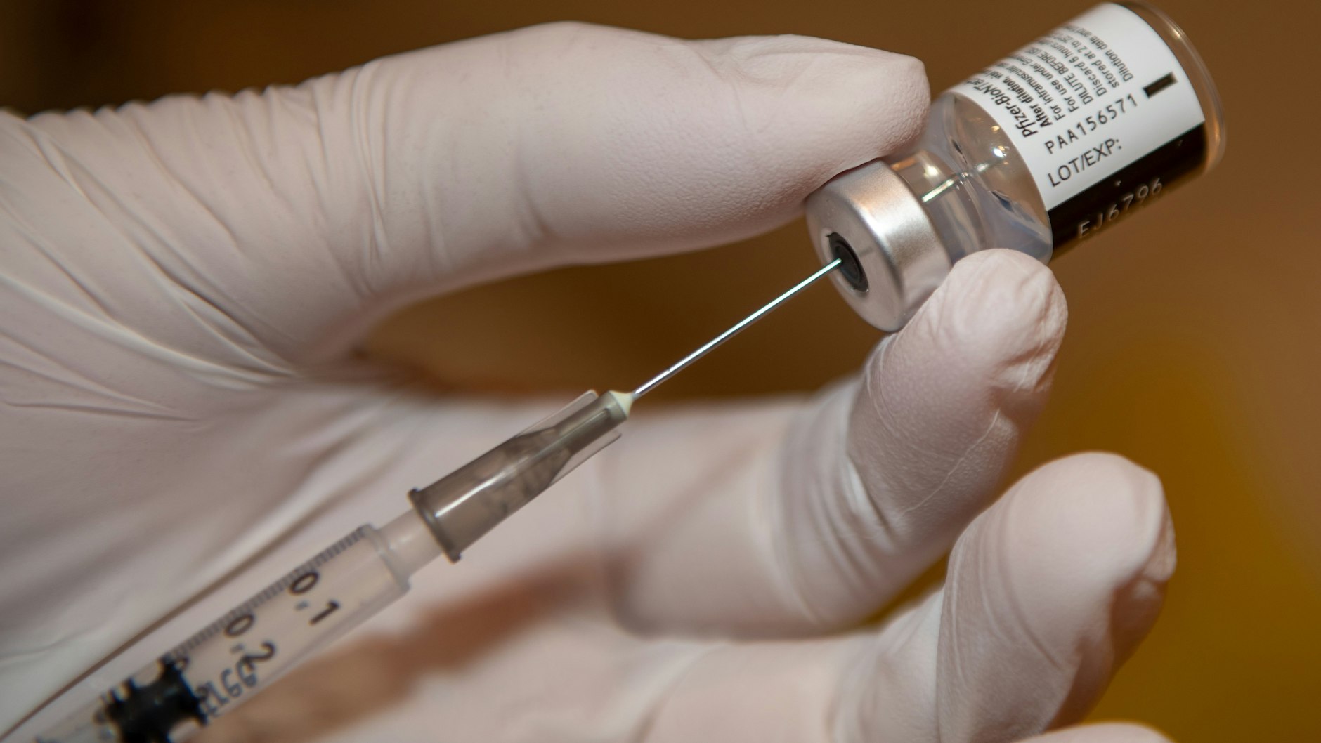 Der Impfstoff gegen Corona: Da noch nicht genug von dem Serum da ist, müssen Prioritäten gesetzt werden, wer als Erster geimpft werden kann.