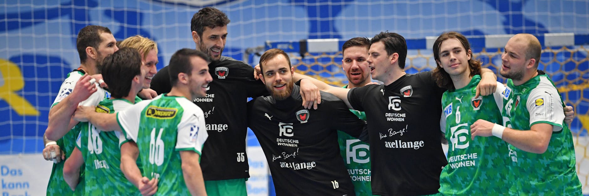 Schlussjubel: Die Füchse feiern ihren Sieg in Lemgo.