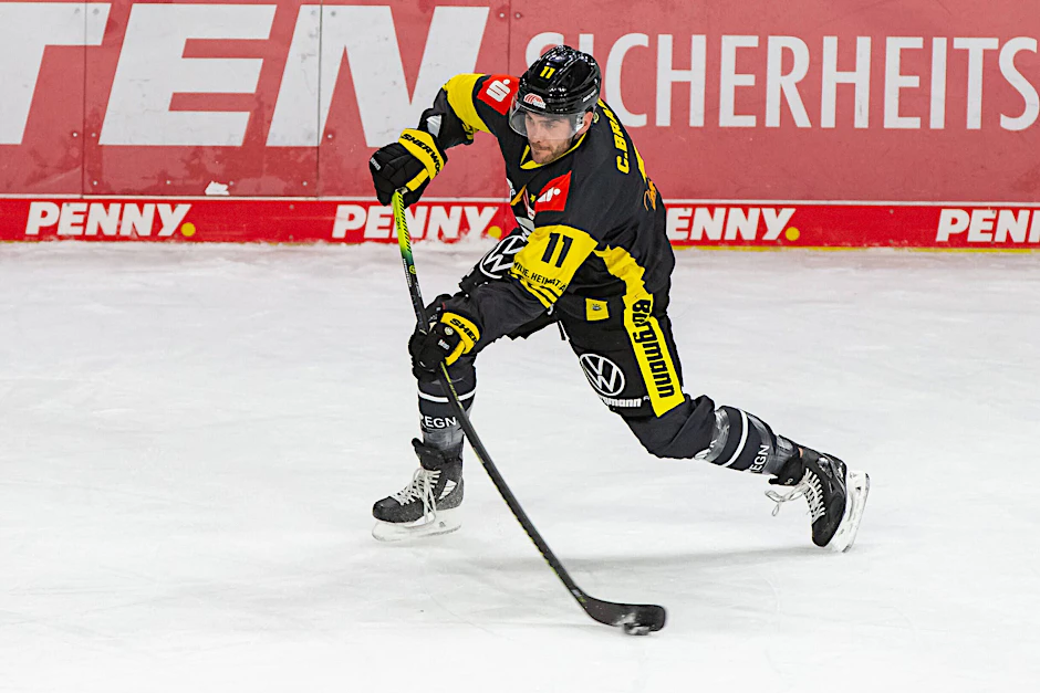 Ein noch ungewohntes Bild: Constantin Braun im Trikot der Krefeld Pinguine.&nbsp;