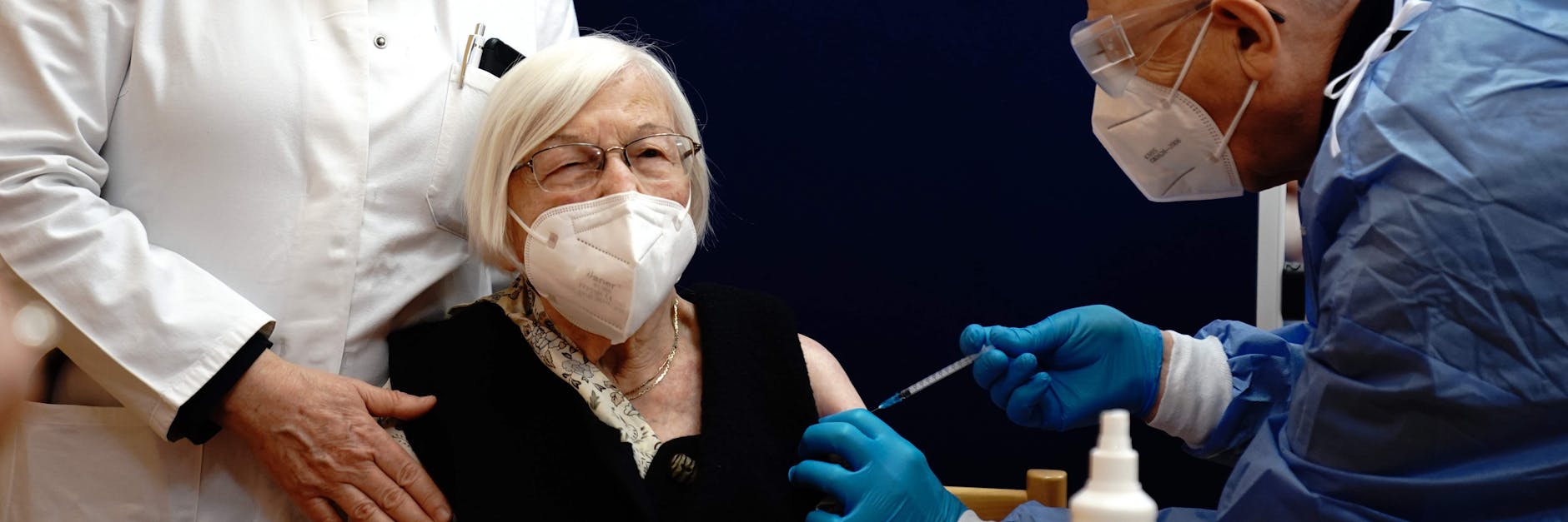 Gertrud Haase (101) bekam als erste in Berlin die Impfung. Arzt Fatmir Dalladaku spritzte ihr die Dosis in den linken Oberarm.