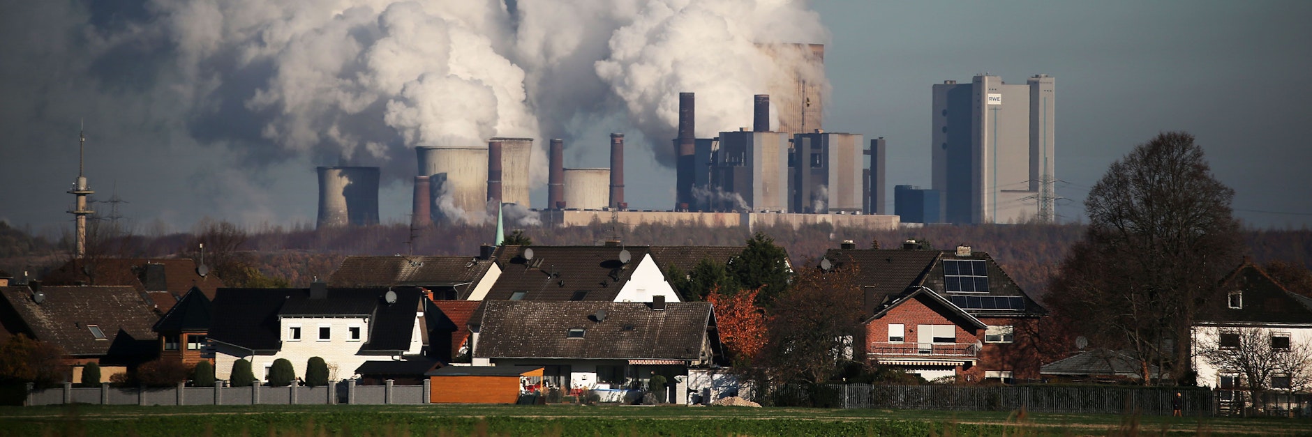 Das RWE-Braunkohlekraftwerk Niederaußem in Nordrhein-Westfalen geht offiziell vom Netz. Es ist aber schon seit 18. Dezember nicht mehr in Betrieb.