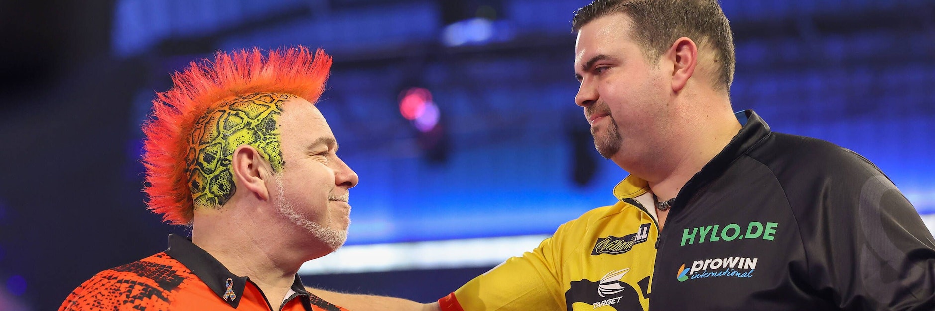 Peter Wright gratuliert Gabriel Clemens.&nbsp;