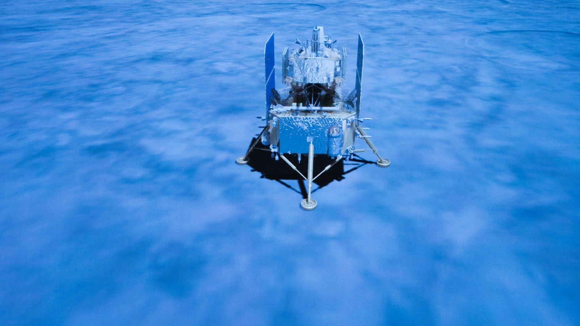 Das am 1. Dezember 2020 im Beijing Aerospace Control Center BACC in Peking aufgenommene Foto zeigt die Landung des Raumfahrzeugs Chang e-5 auf dem Mond.
