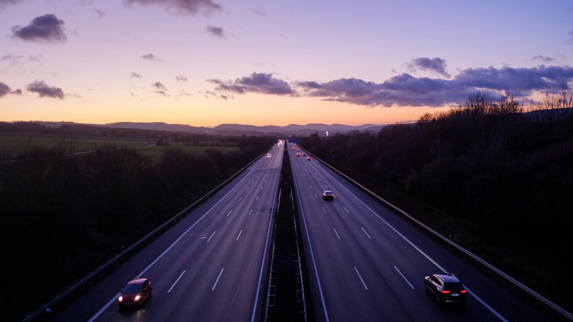 Freie Fahrt? Die nächste Baustelle kommt bestimmt. Gerade auf der A2, die hier in friedliches Abendlicht getaucht ist. 