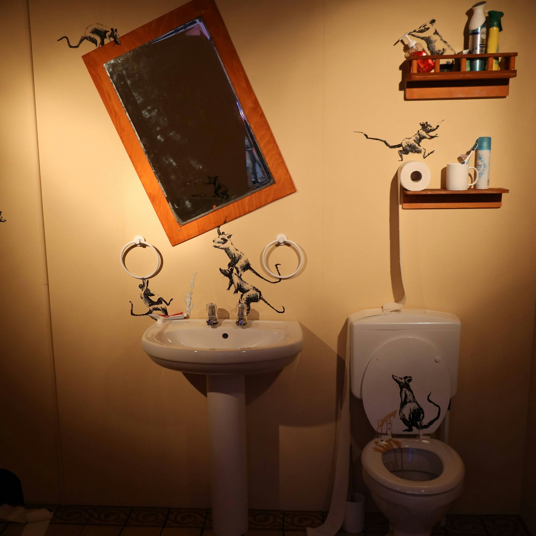 Eine Ausstellung in Wien über den Künstler Banksy zeigt die Graffiti-Szenen in dessen Badezimmer.