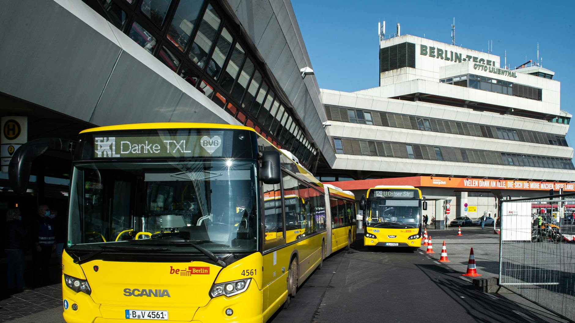 One of the last TXL buses in November that wasn't one of the last TXL buses. 