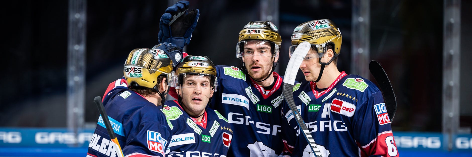 Die Eisbären Frank Hördler, Matt White, Marcel Noebels und Kai Wissmann (v. l.) feiern das Tor zum 2:0 gegen die Krefeld Pinguine.