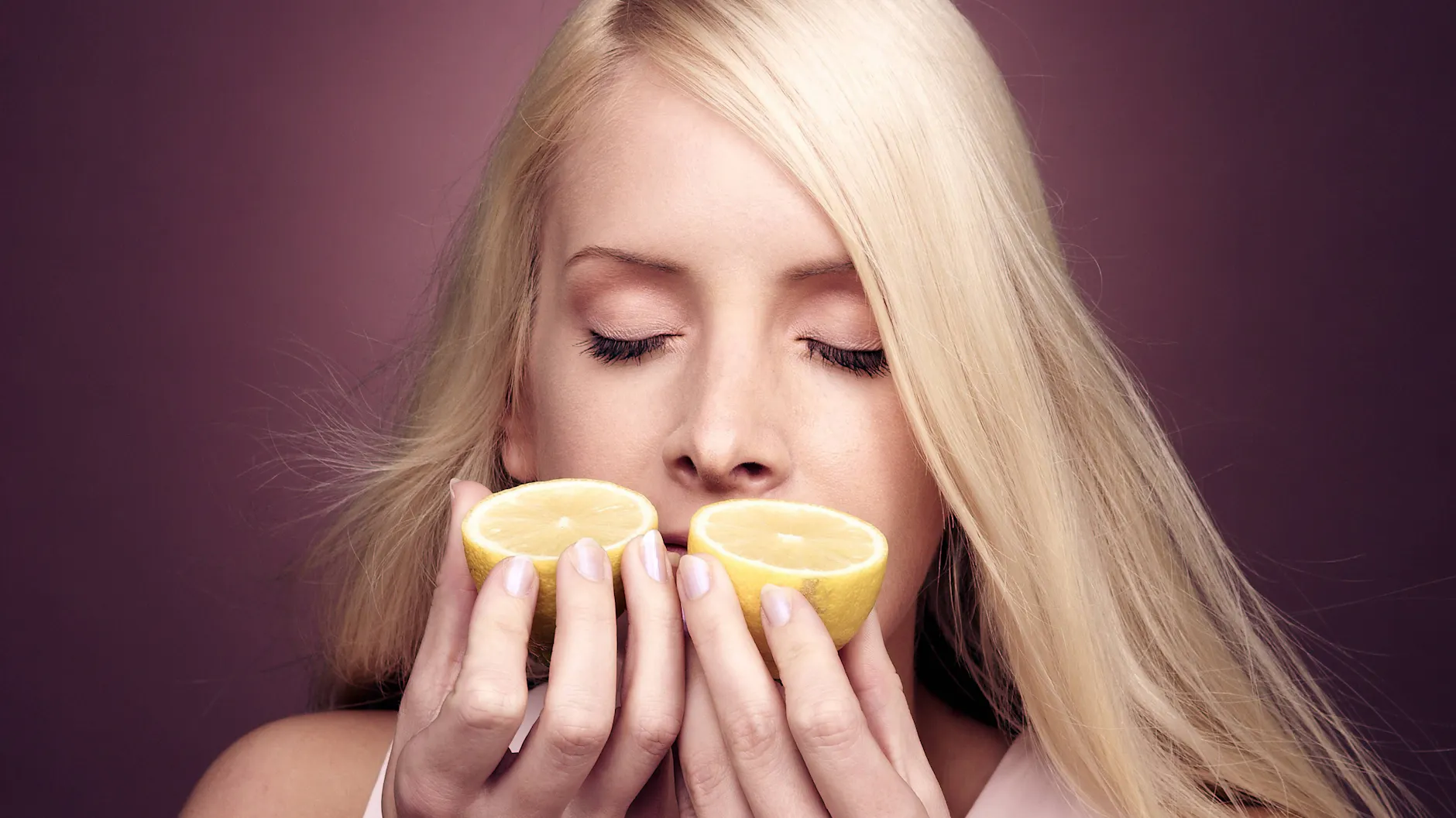 Wer sich mit Covid-19 ansteckt, kann oft nichts mehr riechen. Viele Menschen macht diese Erfahrung zeitweise depressiv.