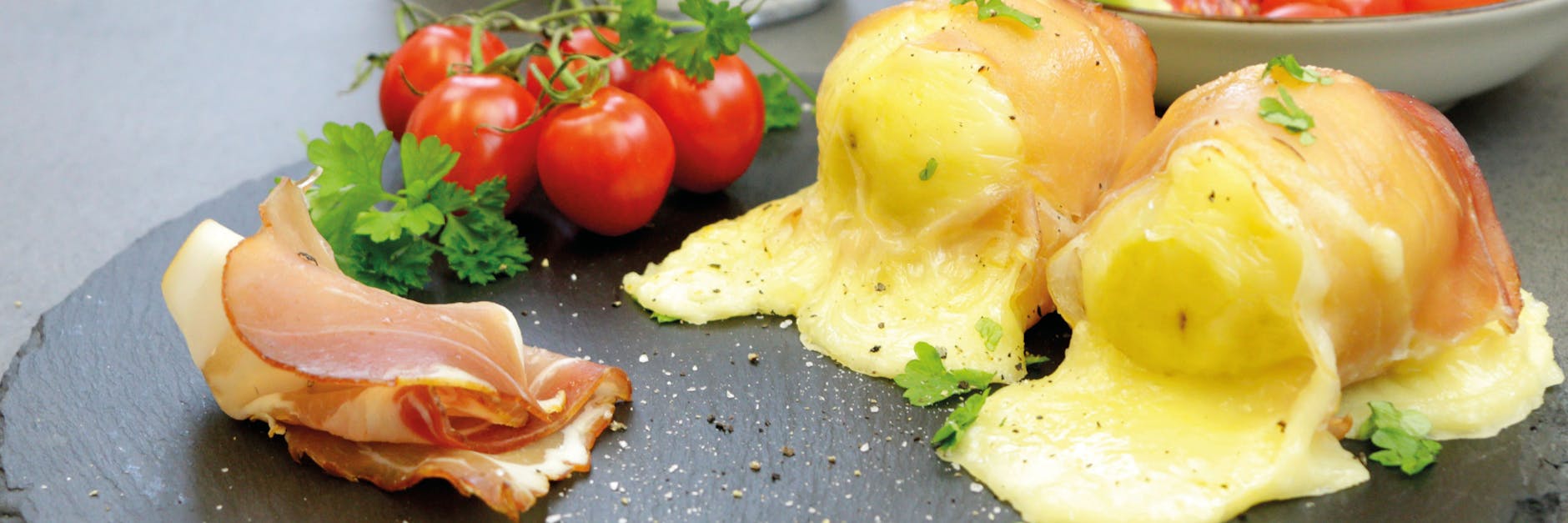 Am Heiligabend macht ein ausgedehntes Raclette-Essen besonders viel Spaß. Zwischendurch Naschen und dann Bescherung. Die Vorbereitung ist bei diesem Gericht alles. 