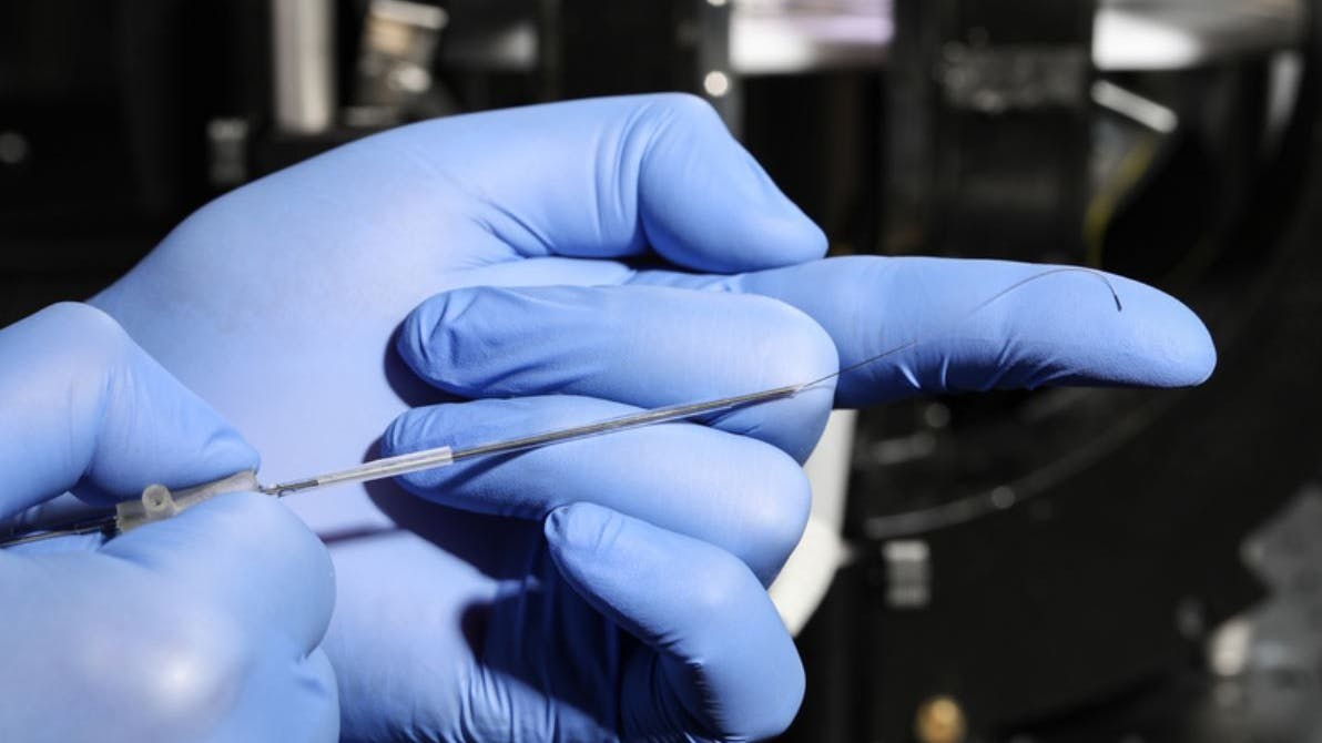 Eine neue hauchdünne, ultraflexible Katheder-Variante folgt dem Strom und könnte etwa Arzneien zu Tumoren bringen. 
