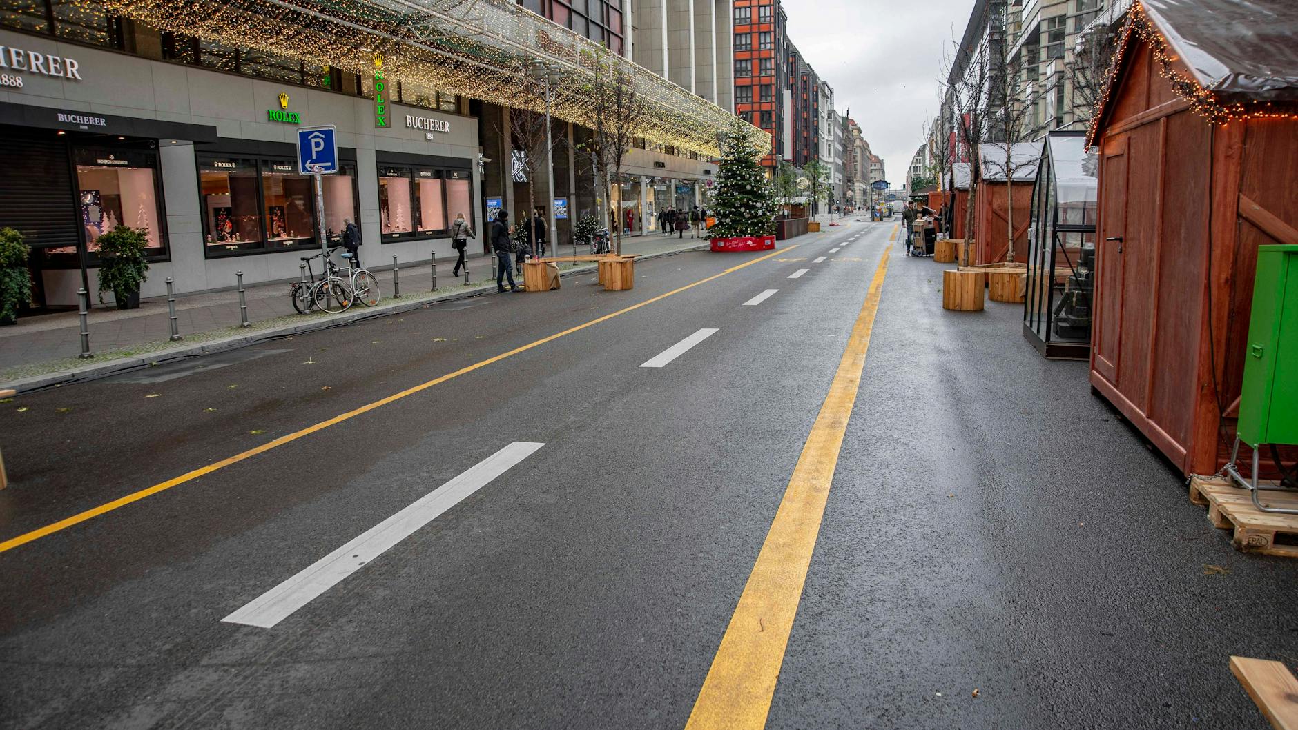 Die Friedrichstraße Mitte Dezember. Wer ist schuld an der Leere: Die fehlenden Autos? Der Fahrradstreifen? Das Wetter? Der Lockdown? 