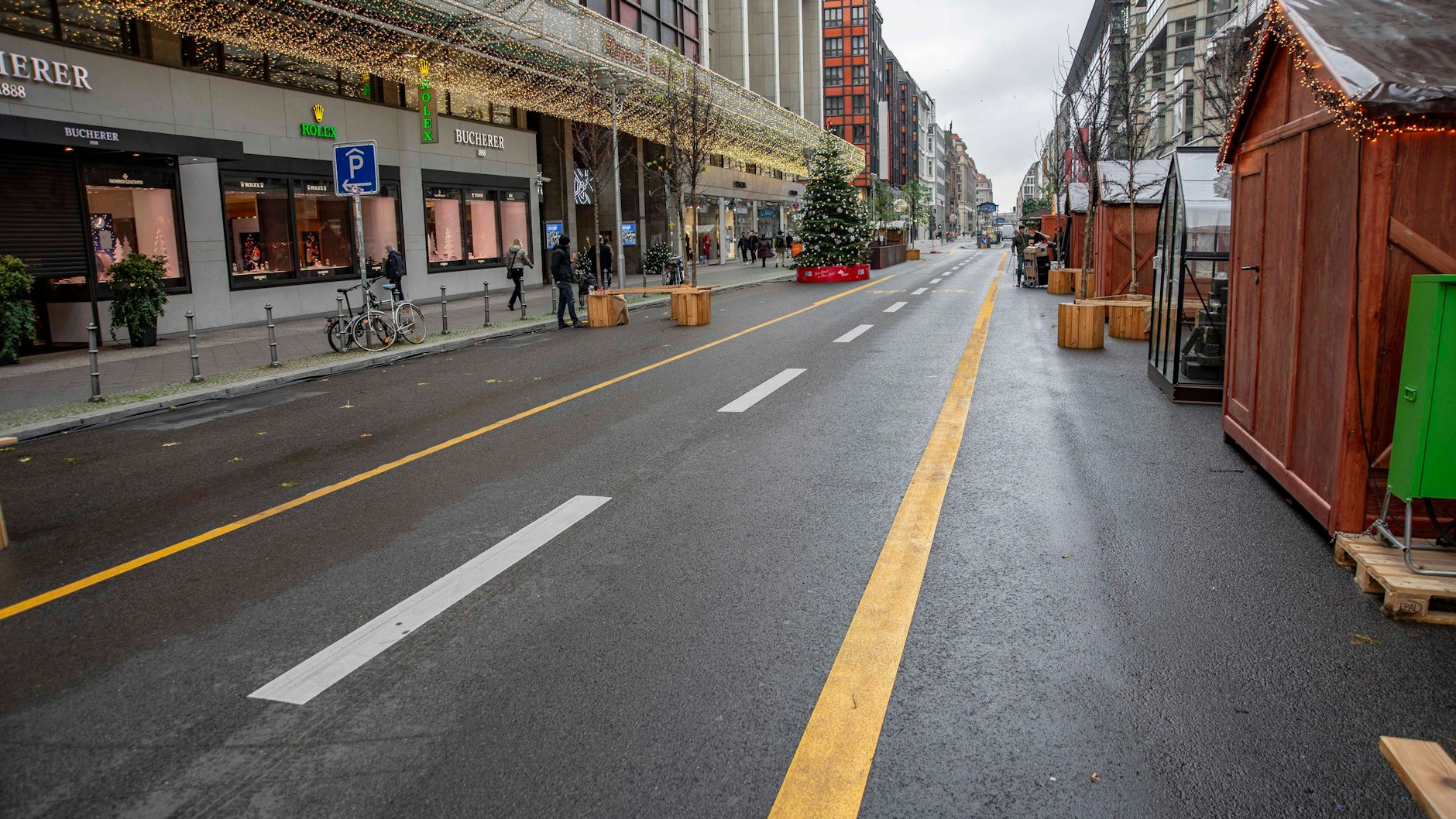 Die Friedrichstraße Mitte Dezember. Wer ist schuld an der Leere: Die fehlenden Autos? Der Fahrradstreifen? Das Wetter? Der Lockdown?&nbsp;