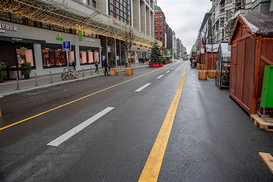 Die Friedrichstraße Mitte Dezember. Wer ist schuld an der Leere: Die fehlenden Autos? Der Fahrradstreifen? Das Wetter? Der Lockdown?&nbsp;
