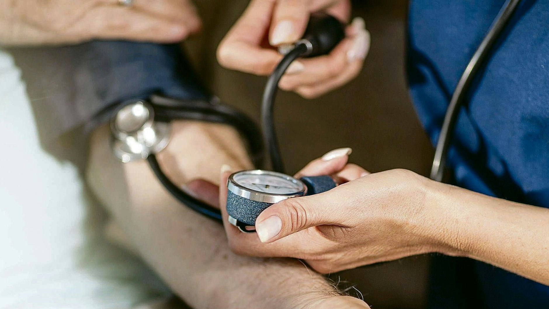 Bluthochdruck kann das Risiko für einen besonders schweren Verlauf einer Covid-19-Erkrankung erhöhen. Grund ist eine Überreaktion des Immunsystems.