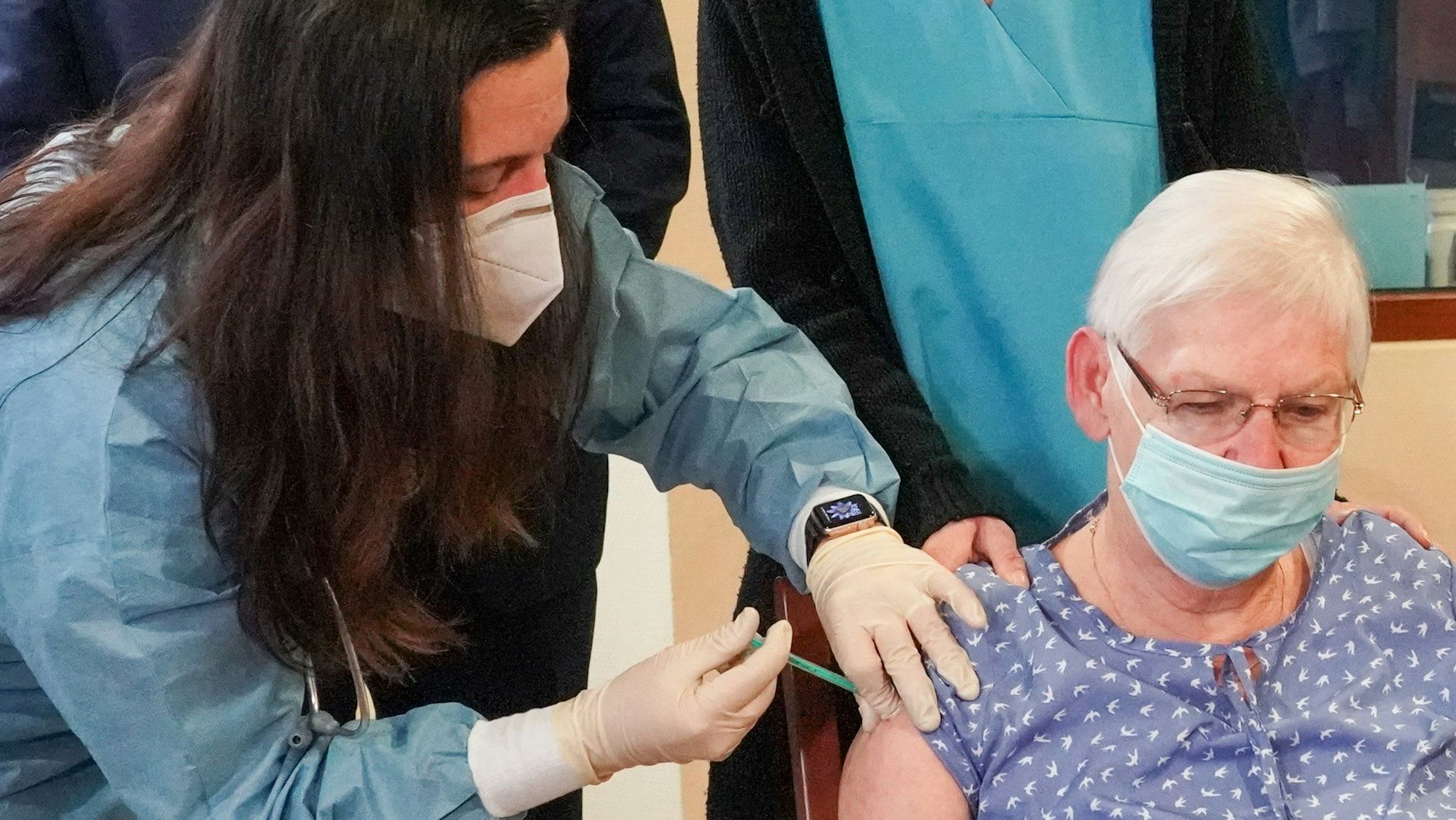 Marion Heppner in Sachsen-Anhalt war eine der ersten Geimpften. Noch ist die Frage, ob ihr genug folgen, um das Coronavirus in Deutschland auszurotten.