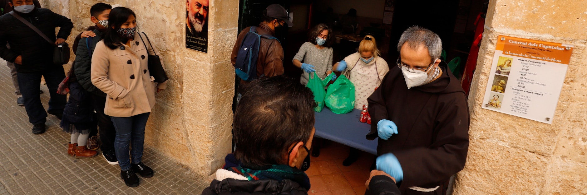 Arme und obdachlose Menschen stehen in Palma de Mallorca für ein Wohltätigkeits-Weihnachtsessen an. Die soziale Not nimmt auf der Urlaubsinsel drastisch zu.
