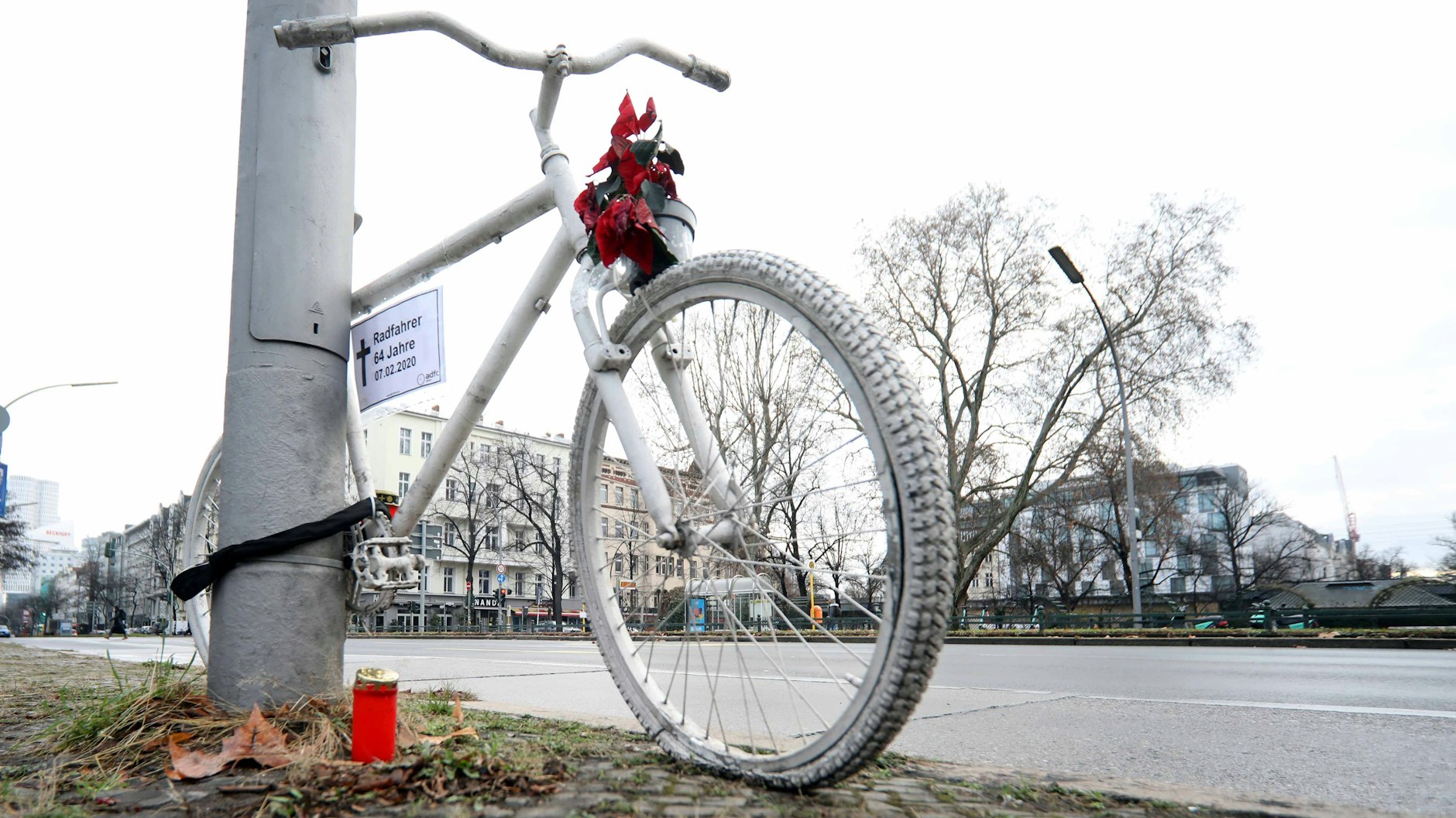 Ein weißes Fahrrad erinnert am Savignyplatz an Bernd Wissmann. Der Radfahrer wurde von einem Auto erfasst und getötet.