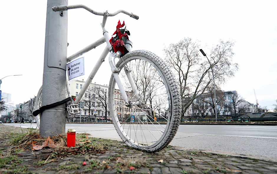 Ein weißes Fahrrad erinnert am Savignyplatz an Bernd Wissmann. Der Radfahrer wurde von einem Auto erfasst und getötet.