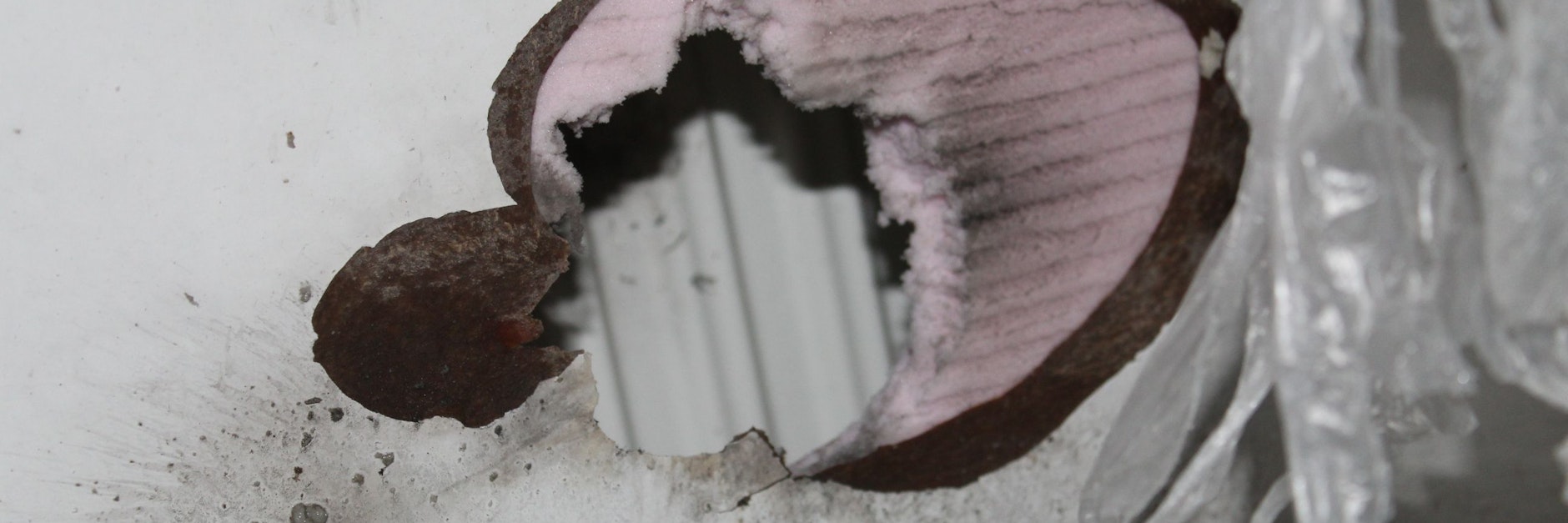 Ein Loch klafft nach der Explosion eines Böllers in der Hauswand in Krefeld.&nbsp;