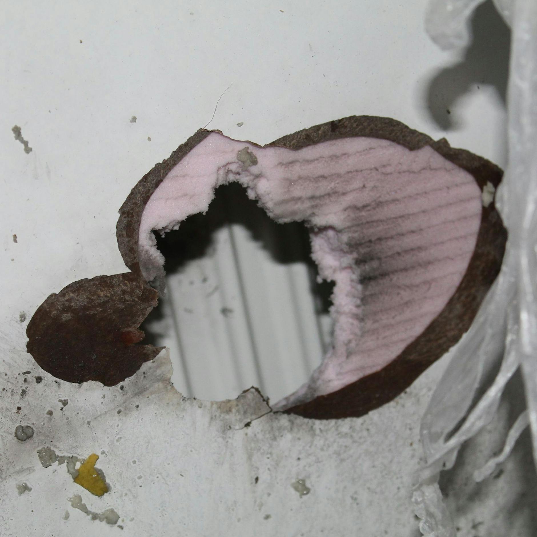 Böller durchschlägt Hauswand - Bewohnerin (22) knapp entkommen