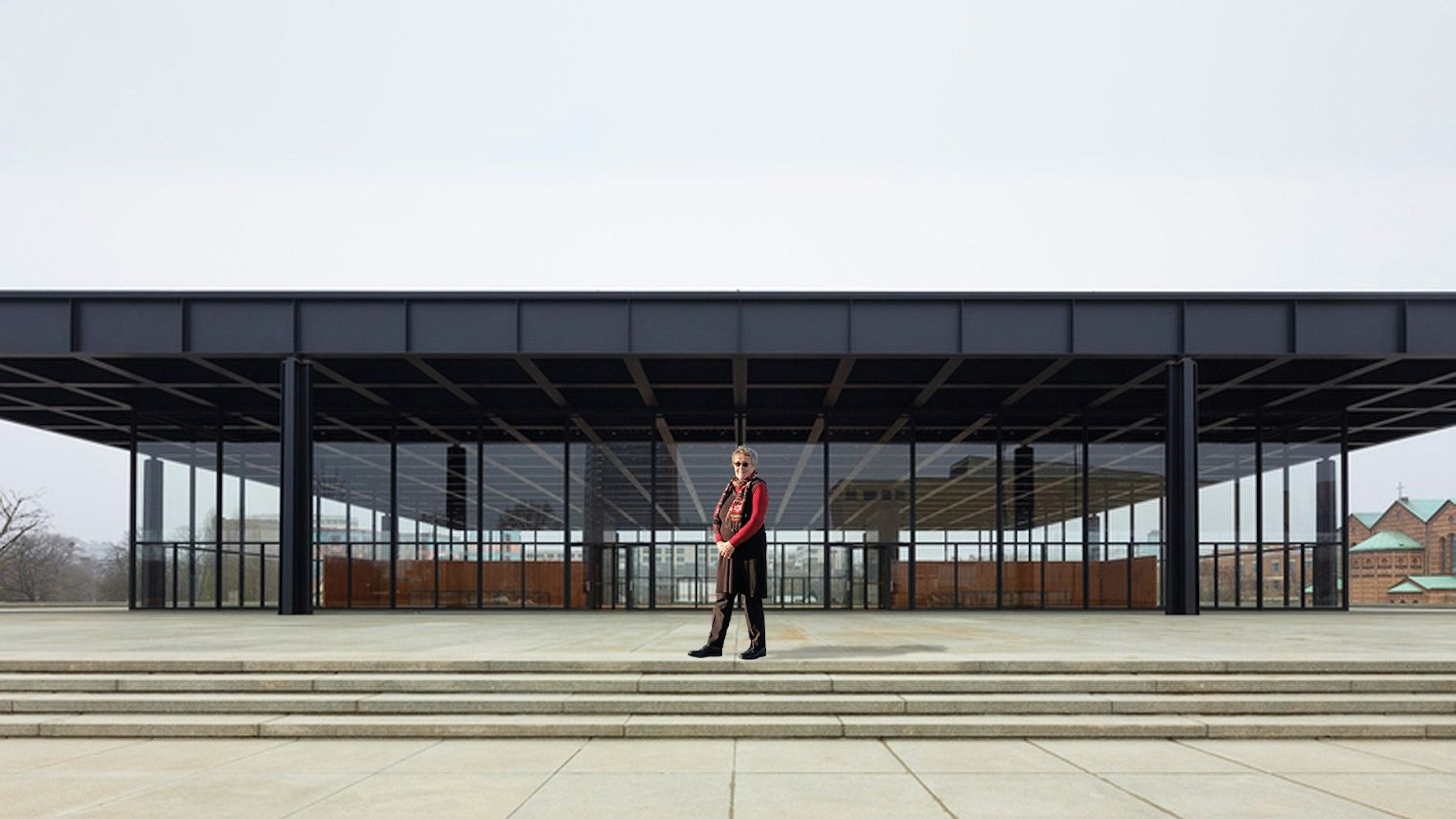Auch&nbsp; die neugierige Presse darf noch lange nicht rein. Berliner-Zeitungs-Kunstkritikerin Ingeborg Ruthe vor dem Mies-van-der Rohe-Bau. Vier Jahre lang wurde generalsaniert. Aber erst im April ist Tag der offenen Tür.