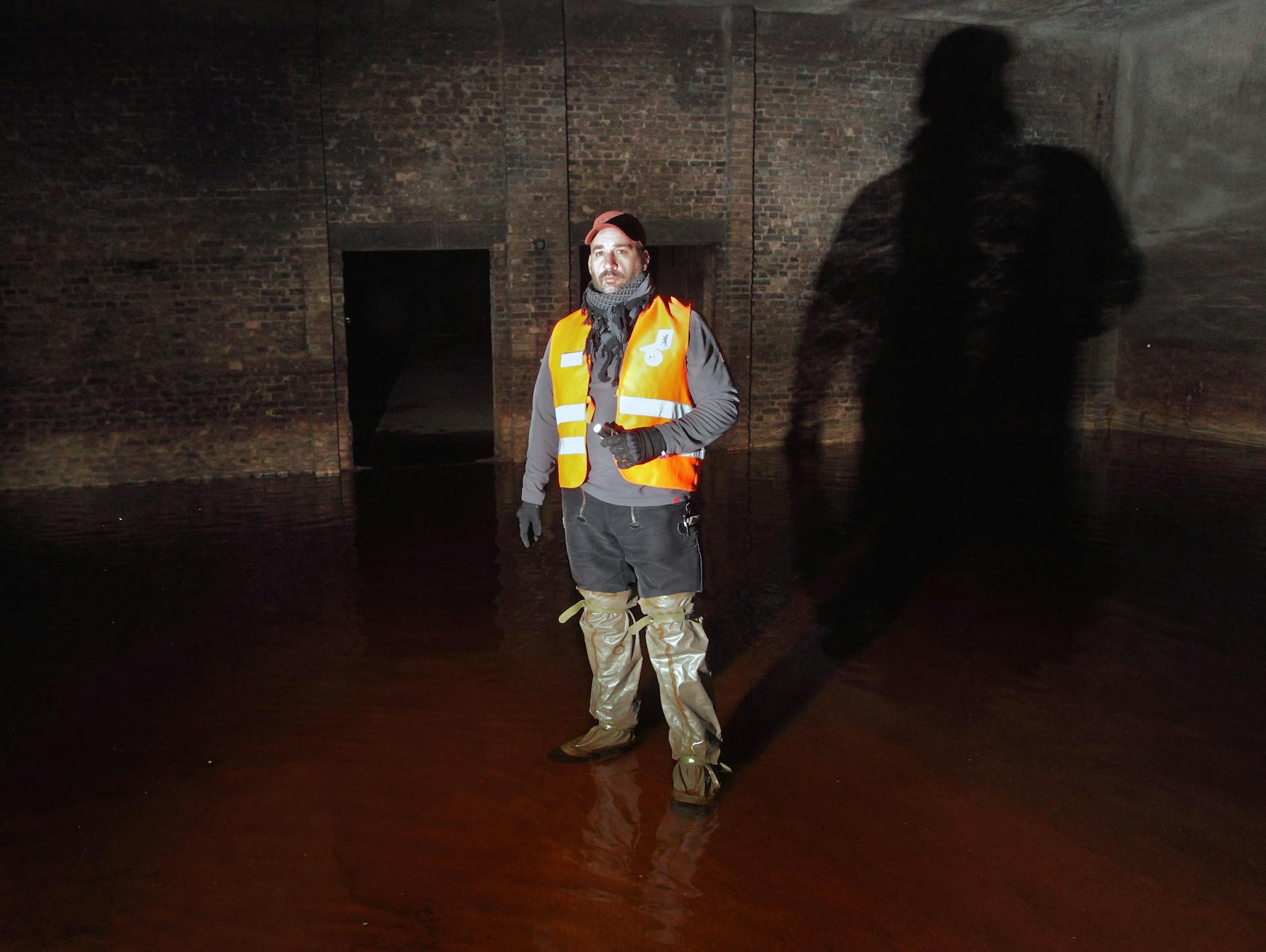 Der Historiker Sascha Keil vom Berliner Unterwelten e. V. steht in einem von drei Tunnelstutzen unter der Straße des 17. Juni. Zwei Tunnel waren für den Autoverkehr, der dritte war für die U-Bahnlinie G zwischen Lübars und Marienfelde vorgesehen.
