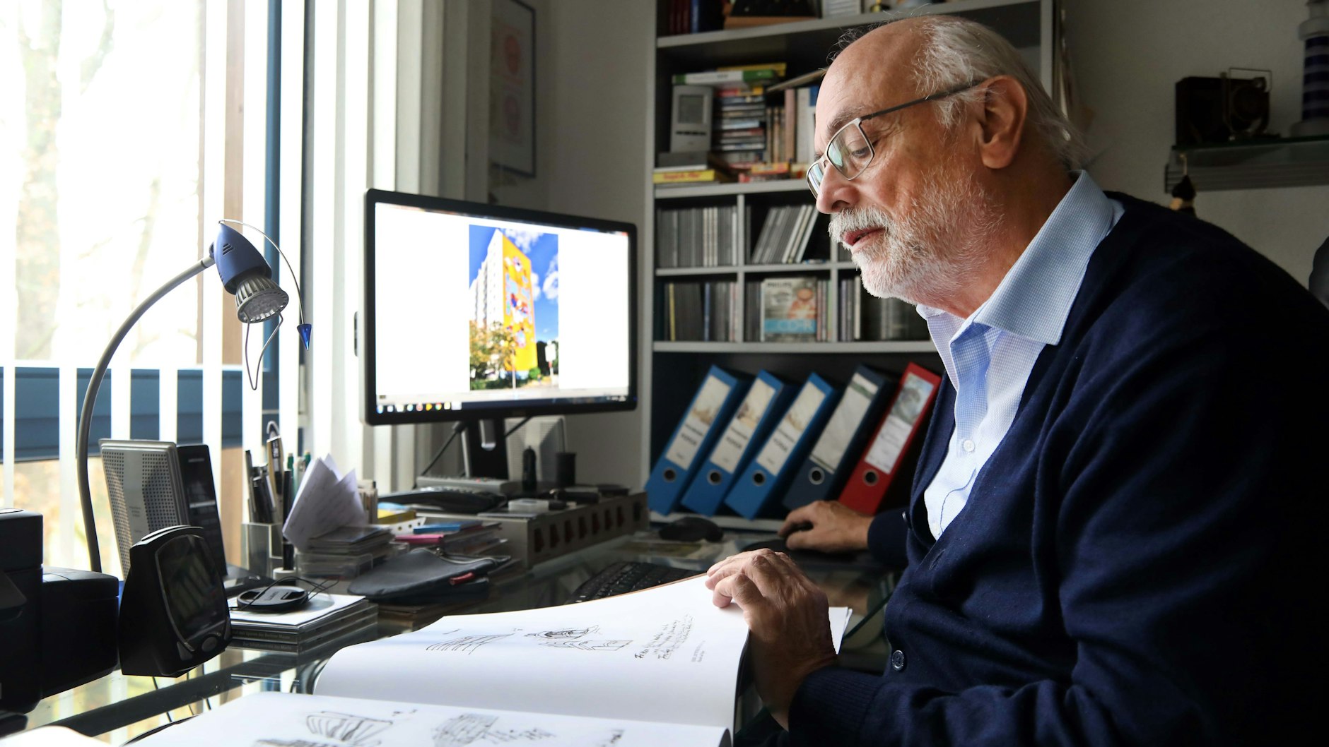 Jedes seiner Fotos speist Norbert Martins am Rechner in sein Archiv ein und versieht es mit einem Datensatz, in dem alle wichtigen Informationen zum Gemälde erfasst sind.