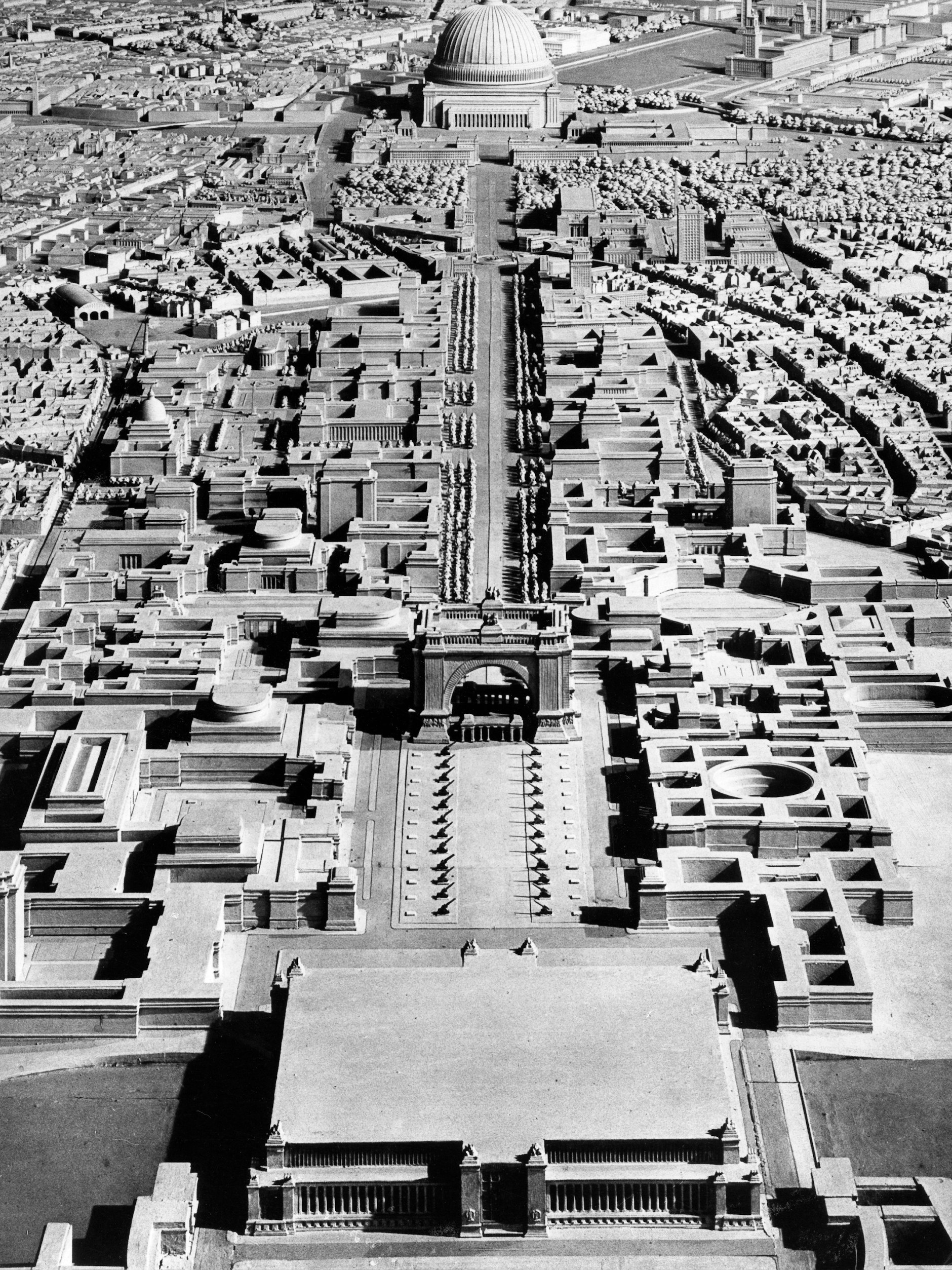 Das Zentrum der „Welthauptstadt Germania“ im Modell: Die „Siegesallee des III. Reiches“, 7000 Meter lang und 120 Meter breit, sollte die Große Halle mit dem Triumphbogen und dem Südbahnhof verbinden.