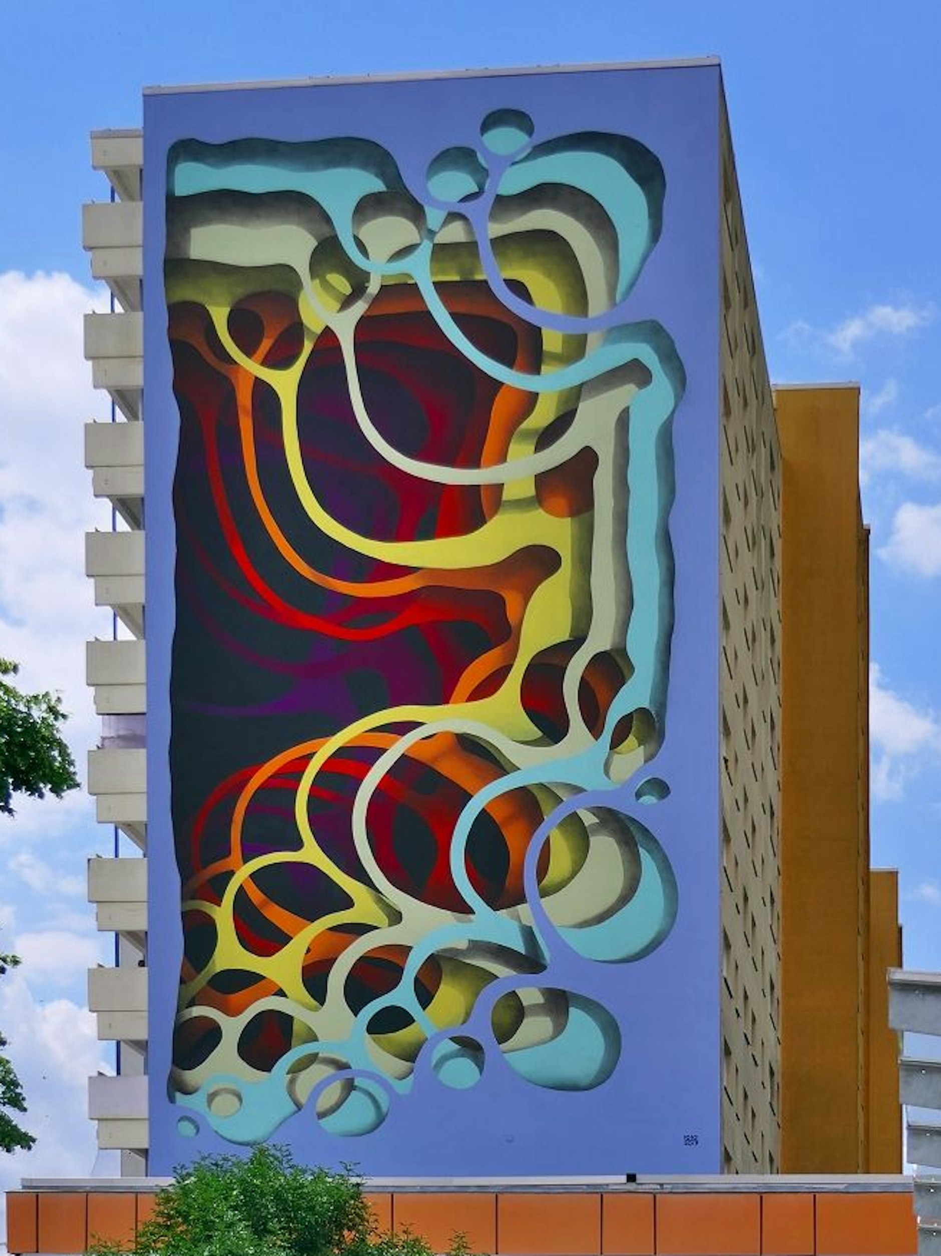 Das Bild „Tropfen und Ringe“ ist an einer Fassade gegenüber des Tierpark-Eingangs zu sehen. Gemalt wurde es von der Gruppe „1010“ aus Polen.