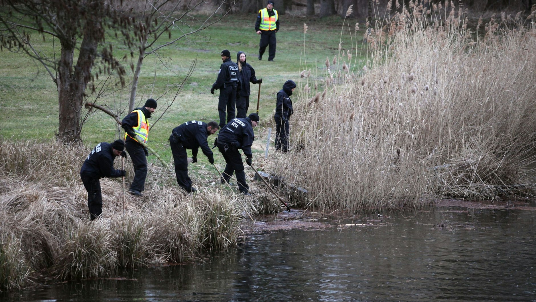 Die Polizei am Storkower Kanal im März 2019.