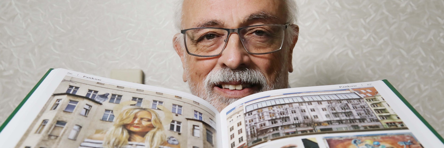 Norbert Martins (73) fotografiert seit 46 Jahren Wandbilder in Berlin.