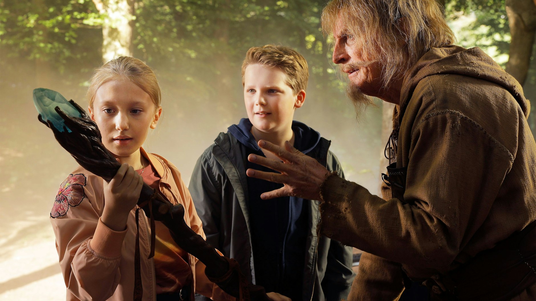 Otto Waalkes (r..) als Catweazle mit Julius Weckauf als Benny und Gloria Terzic als Lisa in einer Szene des Films «Catweazle"