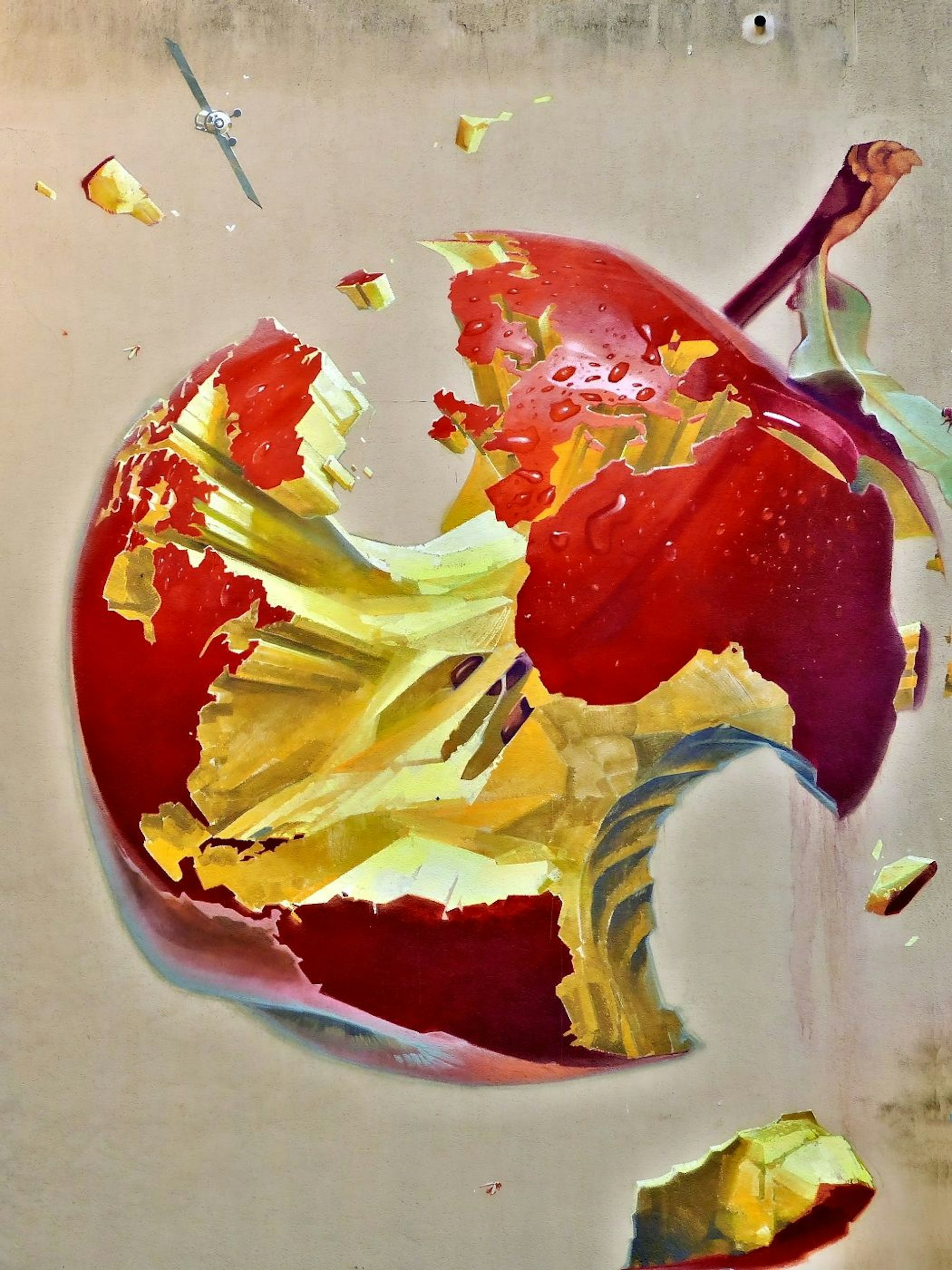 Das Bild „Süße Sünde“ zeigt einen Apfel - aber nur auf den ersten Blick. Das abgekaute Stück Obst, bemalt von den Schweizern Wes21 und Onur, symbolisiert die Zerstörung unseres Planeten.