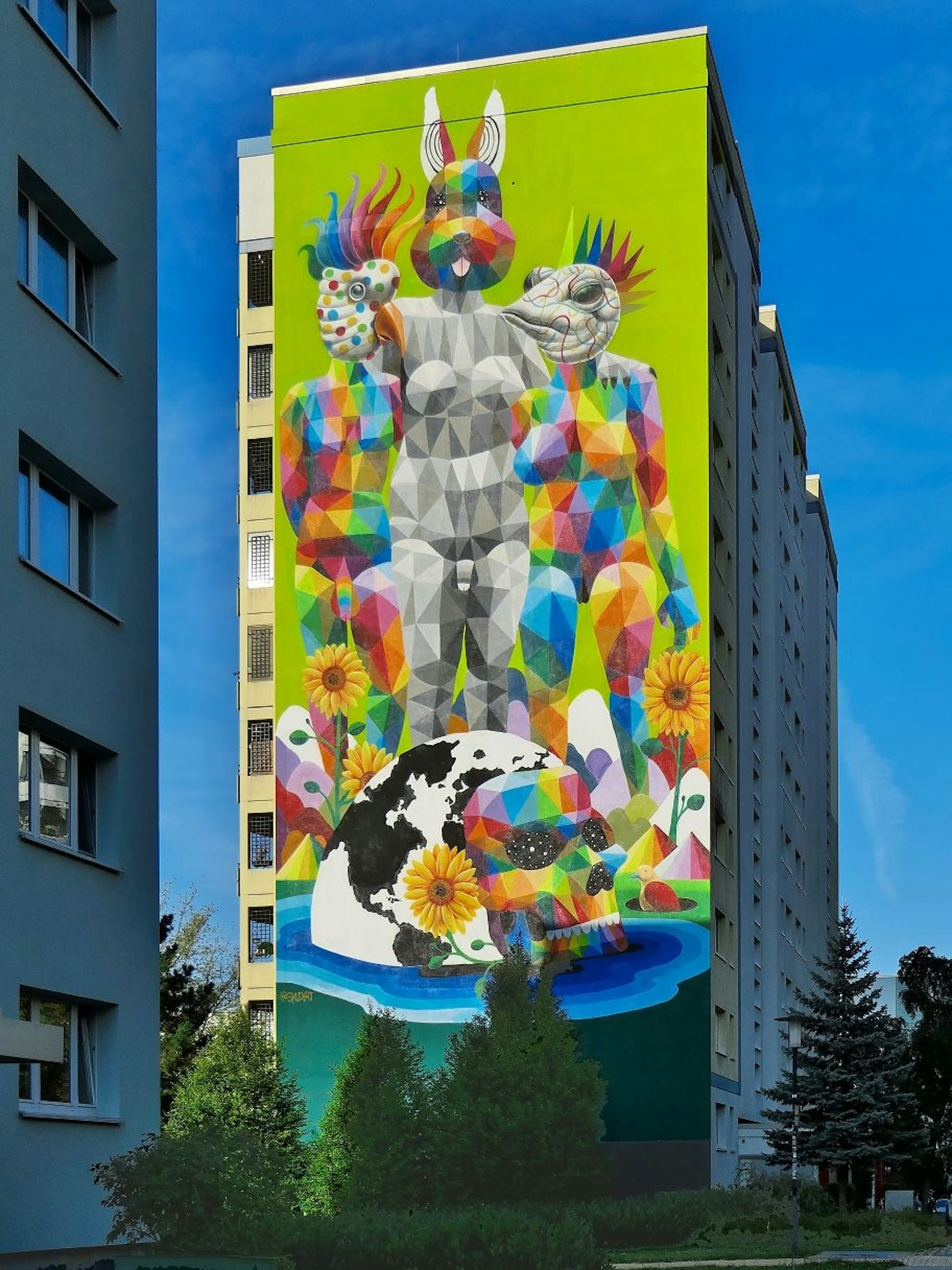 Am Murtzaner Ring prangt dieses Bild des Spaniers Okuda San Miguel, das erst 2019 im Rahmen des „Mural Fest“ entstand.