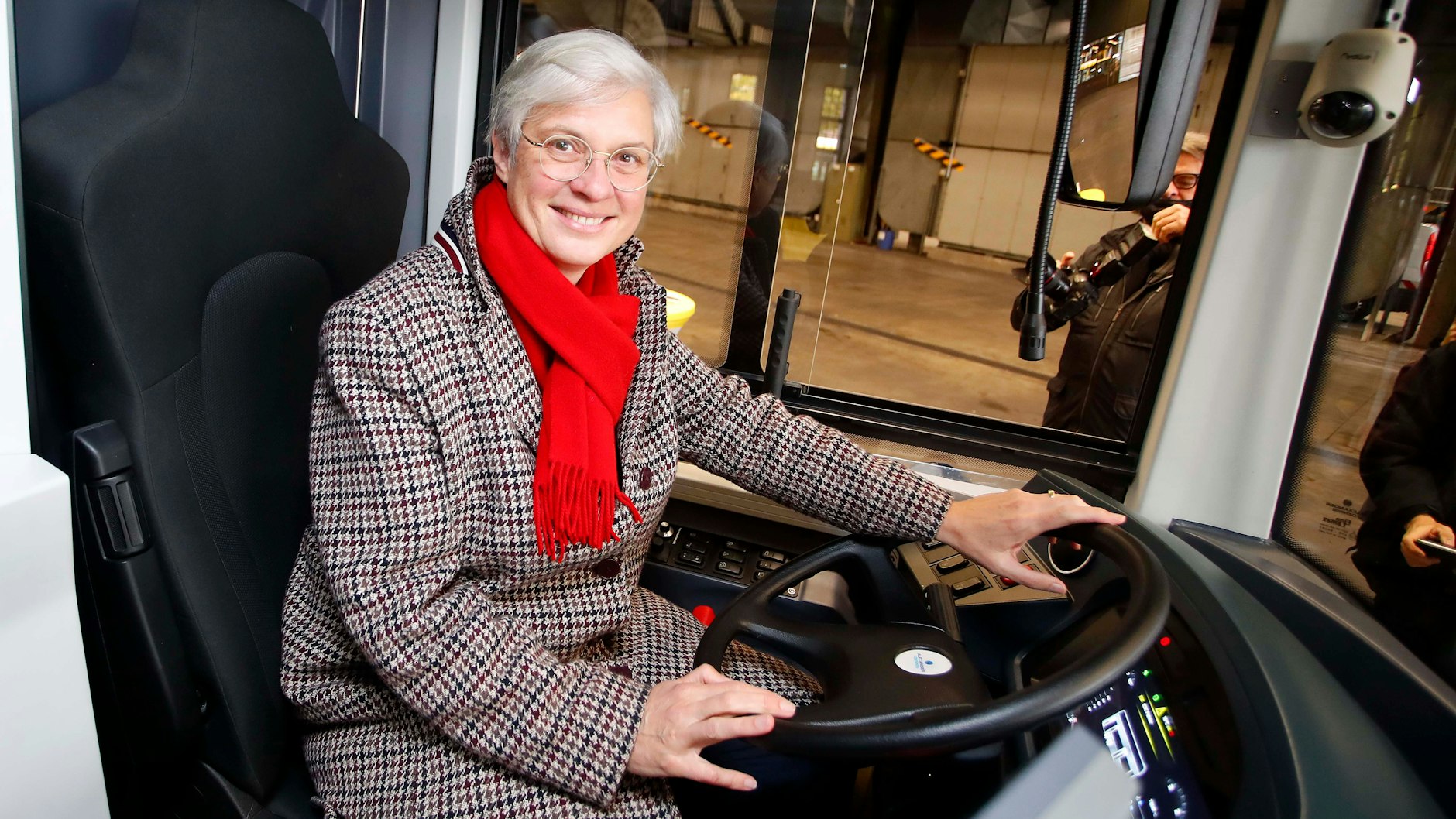 Am Steuer: Eva Kreienkamp, Chefin der BVG. Hier sitzt sie am Lenkrad eines der beiden Prototypen der neuen Berliner Doppeldecker-Generation. Die Busse sollen bald auf der Linie 100 fahren.