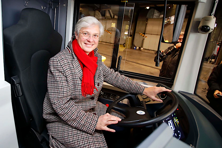 Am Steuer: Eva Kreienkamp, Chefin der BVG. Hier sitzt sie am Lenkrad eines der beiden Prototypen der neuen Berliner Doppeldecker-Generation. Die Busse sollen bald auf der Linie 100 fahren.