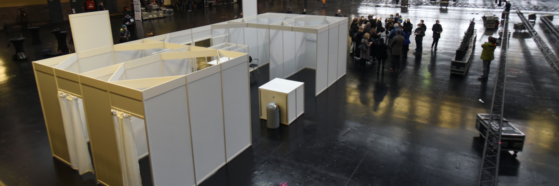 In der Arena Berlin steht bereits ein Container mit den ersten vier von insgesamt 80&nbsp; Impfkabinen.