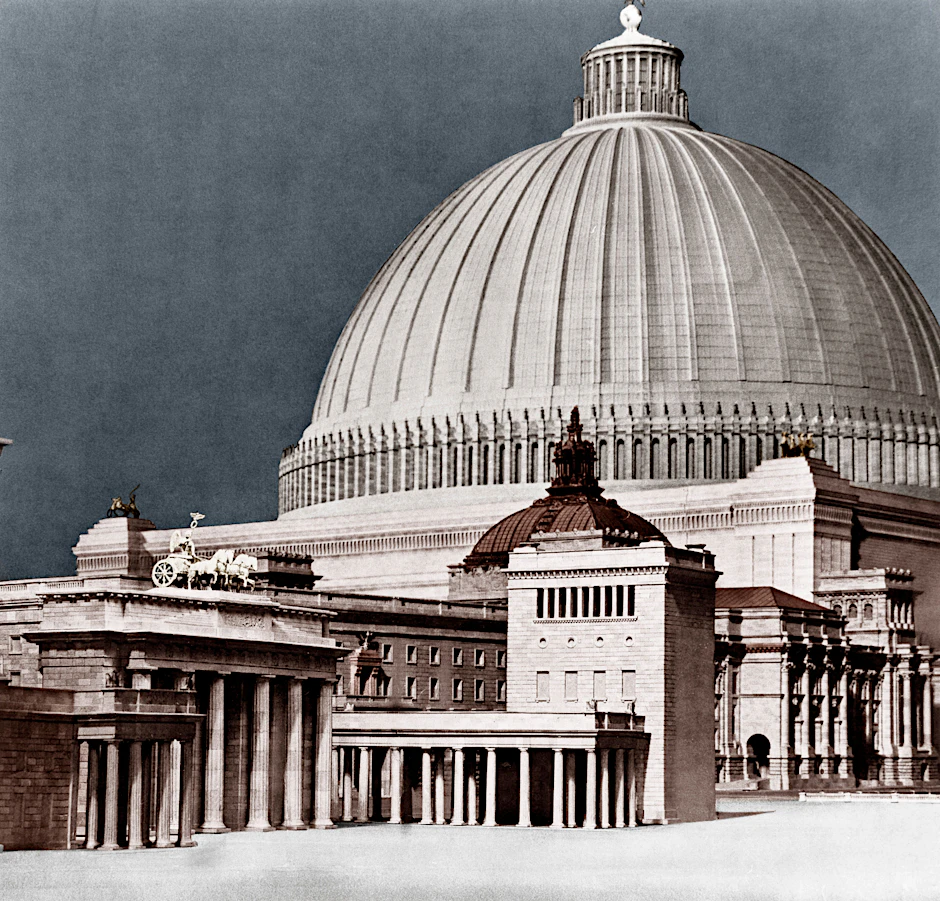 Die Gigantomanie von „Germania“ verdeutlicht dieses Modell: Die Große Halle, 320 Meter hoch, war als zentrales Bauwerk der neuen deutschen Reichshauptstadt gedacht; sie sollte 180.000 „Volksgenossinnen und -genossen“ Platz bieten.