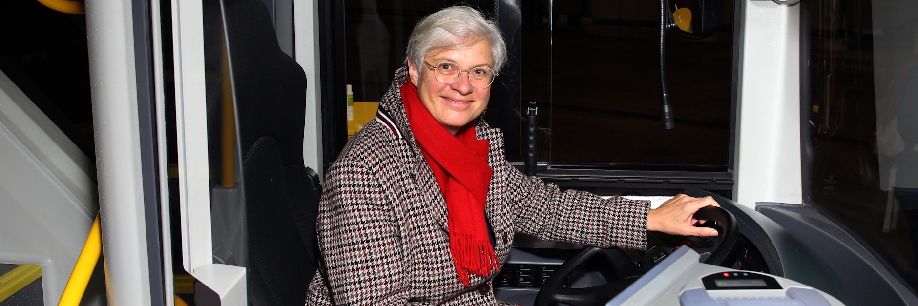 Am Steuer: Eva Kreienkamp, Chefin der BVG. Hier sitzt sie am Lenkrad eines der beiden Prototypen der neuen Berliner Doppeldecker-Generation. Die Busse sollen bald auf der Linie 100 fahren. <br>