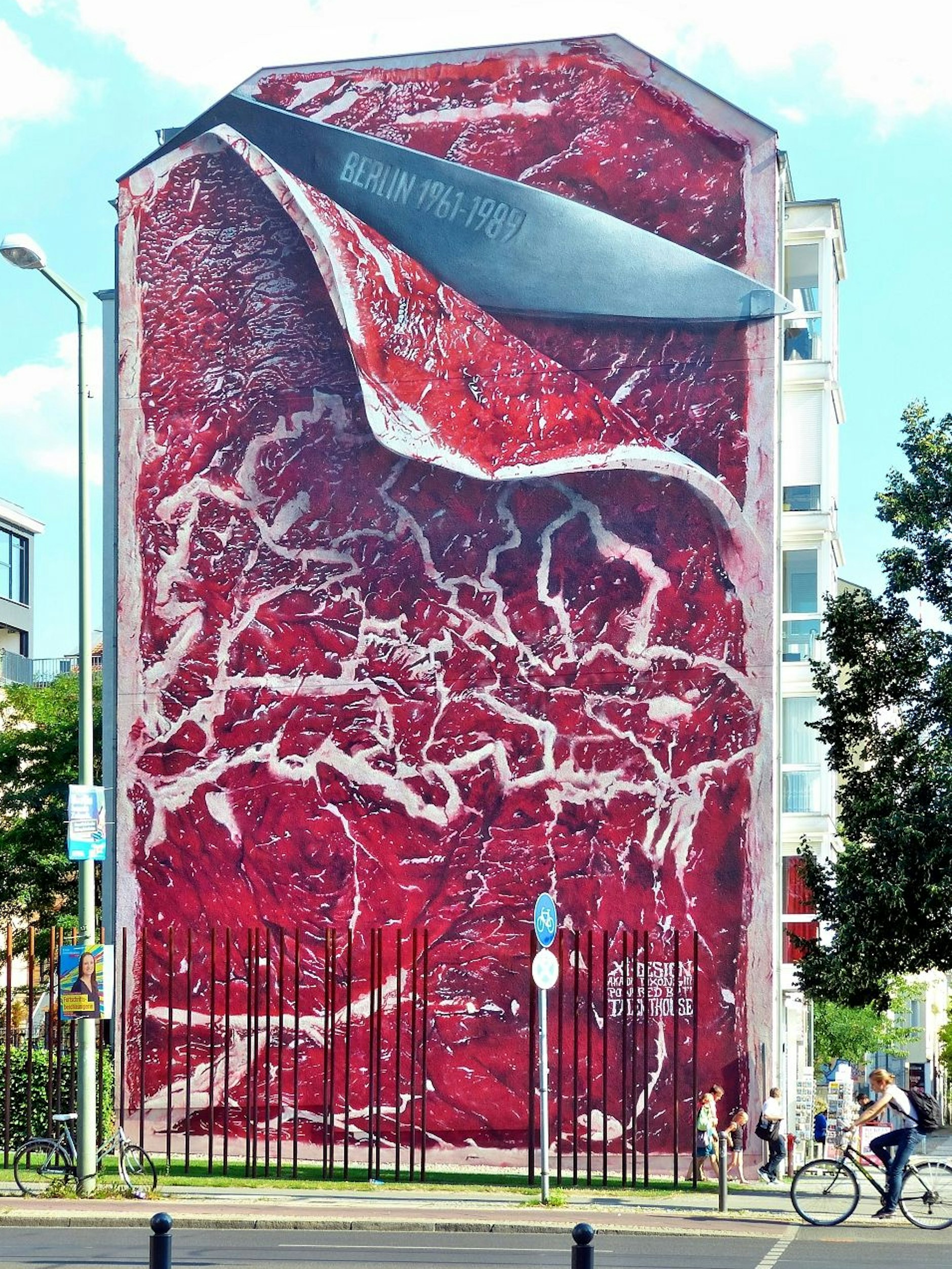 In der Maserung dieses Fleisch-Stückes, gemalt von Die Dixon, Size Two und Mario Mankey, verbergen sich die Berliner Bezirksgrenzen, das Messer steht für die deutsche Teilung.