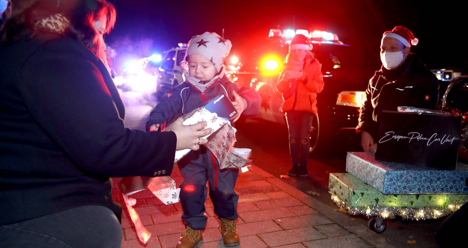 Leon packt gemeinsam mit seiner Mutter Leon das Geschenk aus, das er sich so sehnlichst zu Weihachten gewünscht hat.